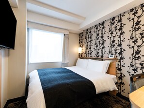 Cubrecamas, escritorio, sistema de insonorización y wifi gratis 