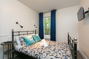 Private Room with Private Washroom (Double Room with Ensuite) | Cofres nos quartos, ferros/tábuas de passar roupa, Wi-Fi de cortesia