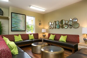 Lobby sitting area - HI Kelowna Hostel (Kelowna)