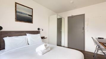 Private Room with Shared Washroom | Safe på rommet, strykejern/-brett, wi-fi (inkludert) og sengetøy