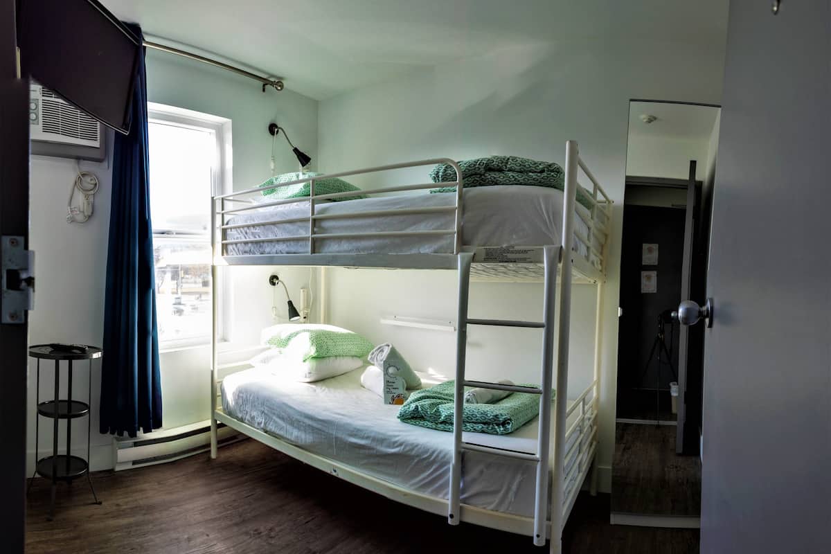 Habitación con 2 camas individuales | Caja fuerte, tabla de planchar con plancha, wifi gratis y ropa de cama
