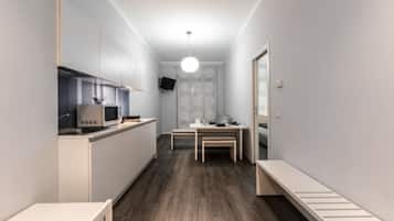 Frigobar, microondas, placa de cocina, tetera/pava eléctrica