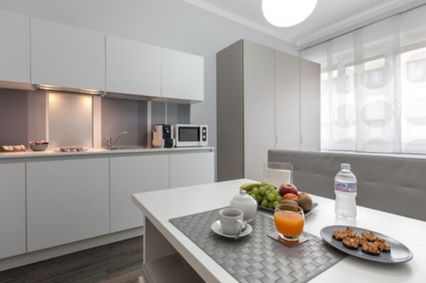 Mini-fridge, microwave, stovetop, electric kettle - Studio Inn De Angeli (Milan)
