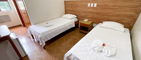 Ropa de cama hipoalergénica, minibar y escritorio