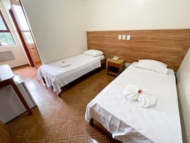 Ropa de cama hipoalergénica, minibar y escritorio