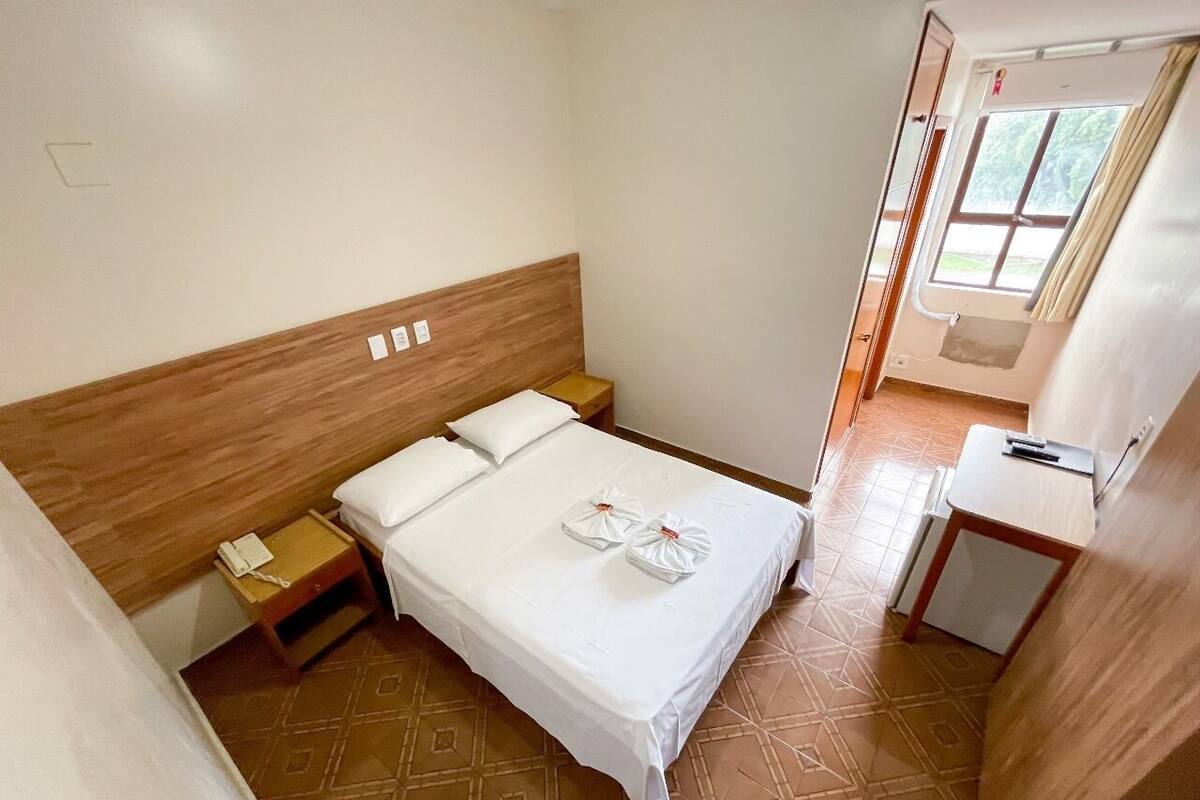 Ropa de cama hipoalergénica, minibar y escritorio 