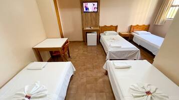 Minibar, escritorio, tabla de planchar con plancha y wifi gratis