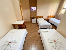 Ropa de cama hipoalergénica, minibar y escritorio