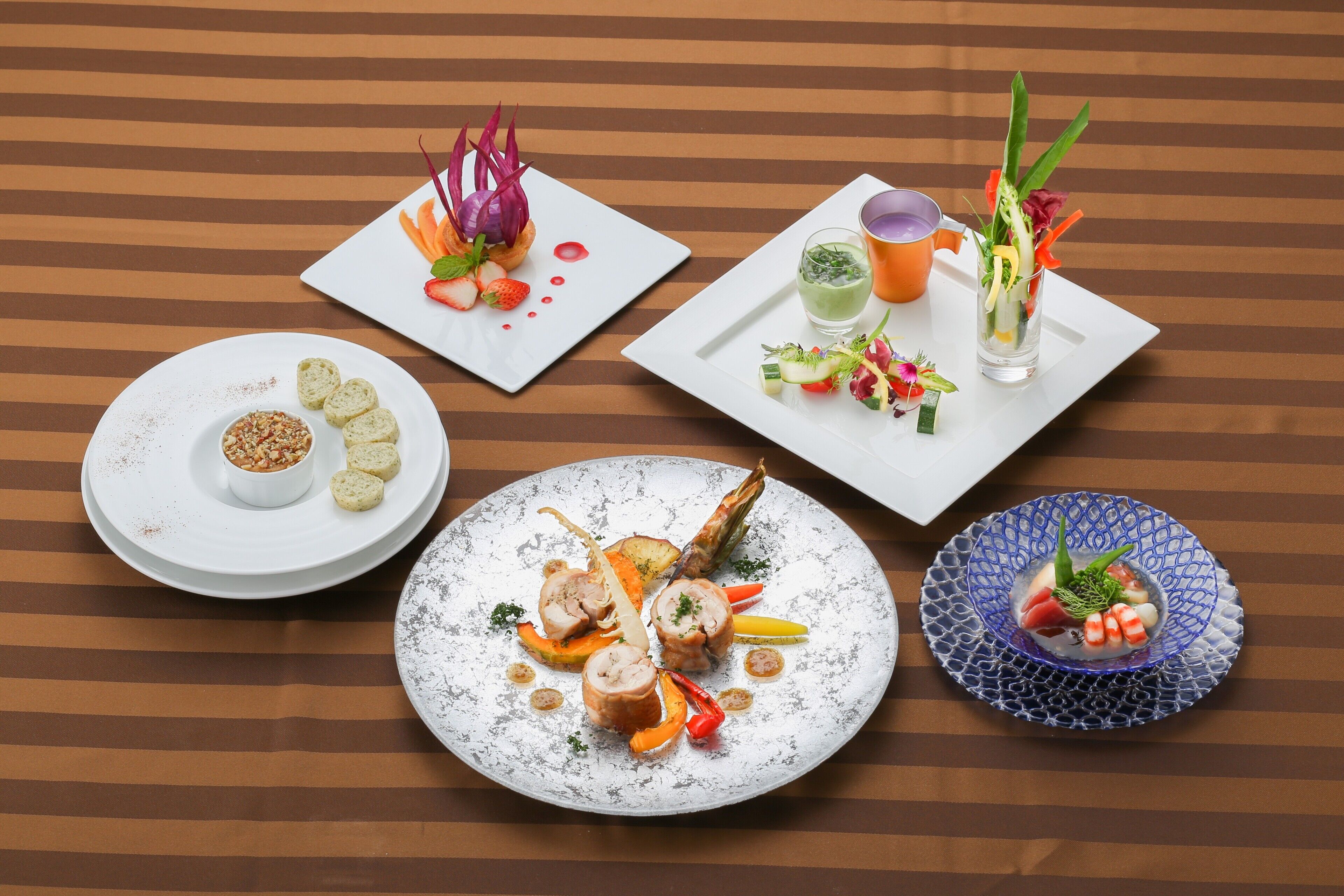 breakfast, lunch, dinner served; fusion cuisine