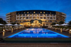 Seasonal outdoor pool, pool umbrellas - Cypress Resort Kumejima (Kumejima)