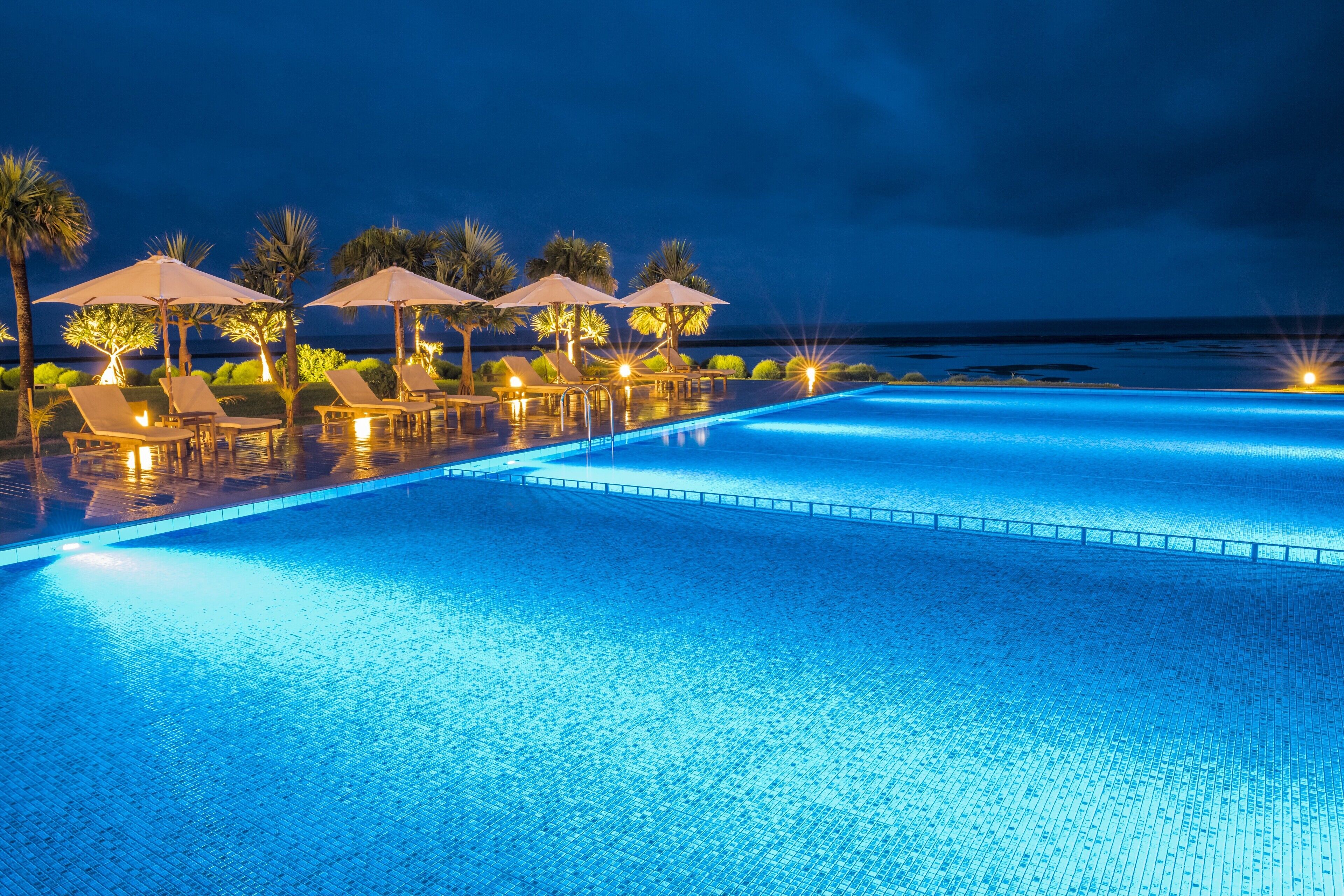 seasonal outdoor pool, pool umbrellas