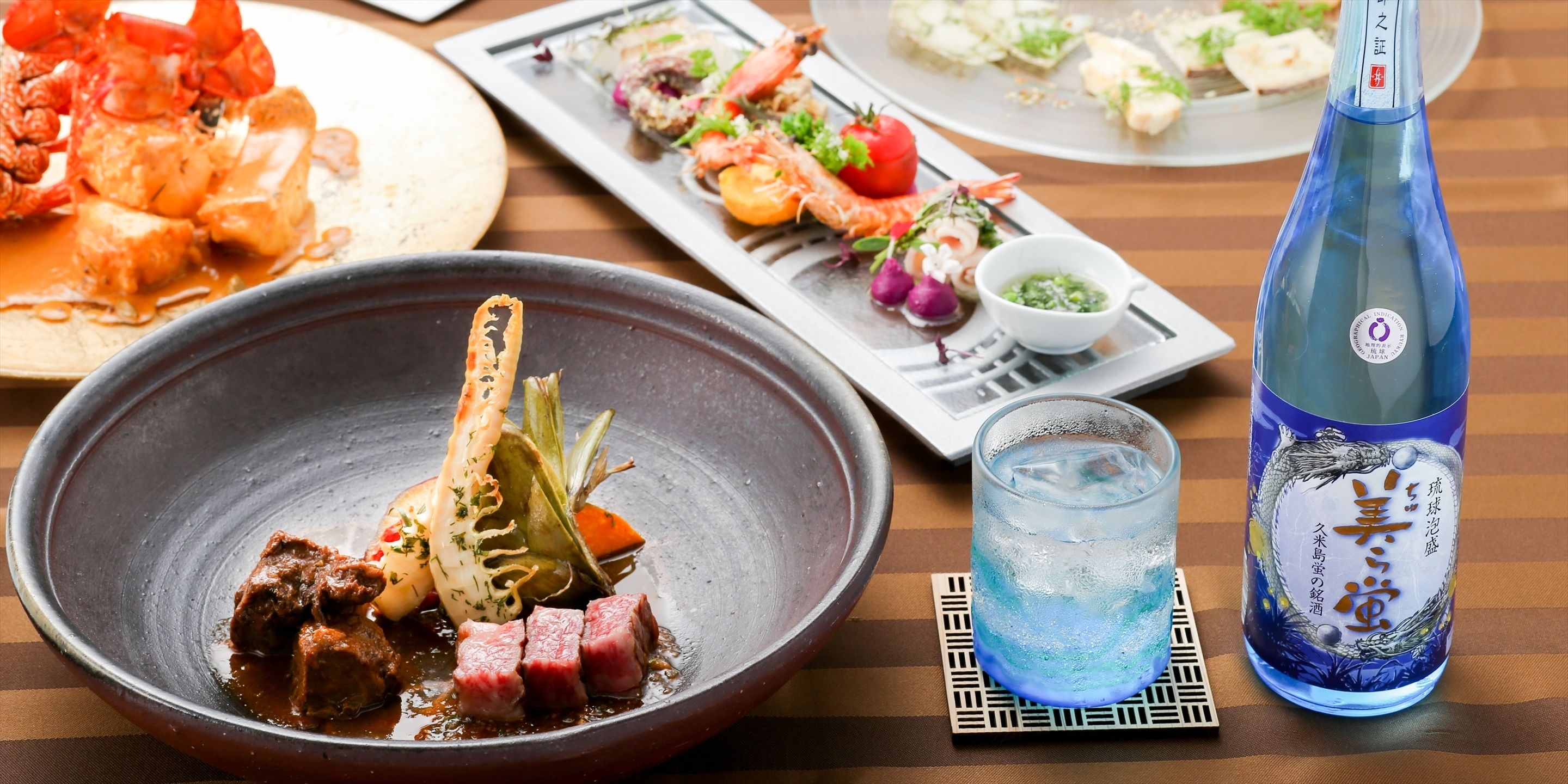 breakfast, lunch, dinner served; fusion cuisine