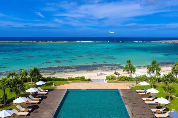 Seasonal outdoor pool, pool umbrellas