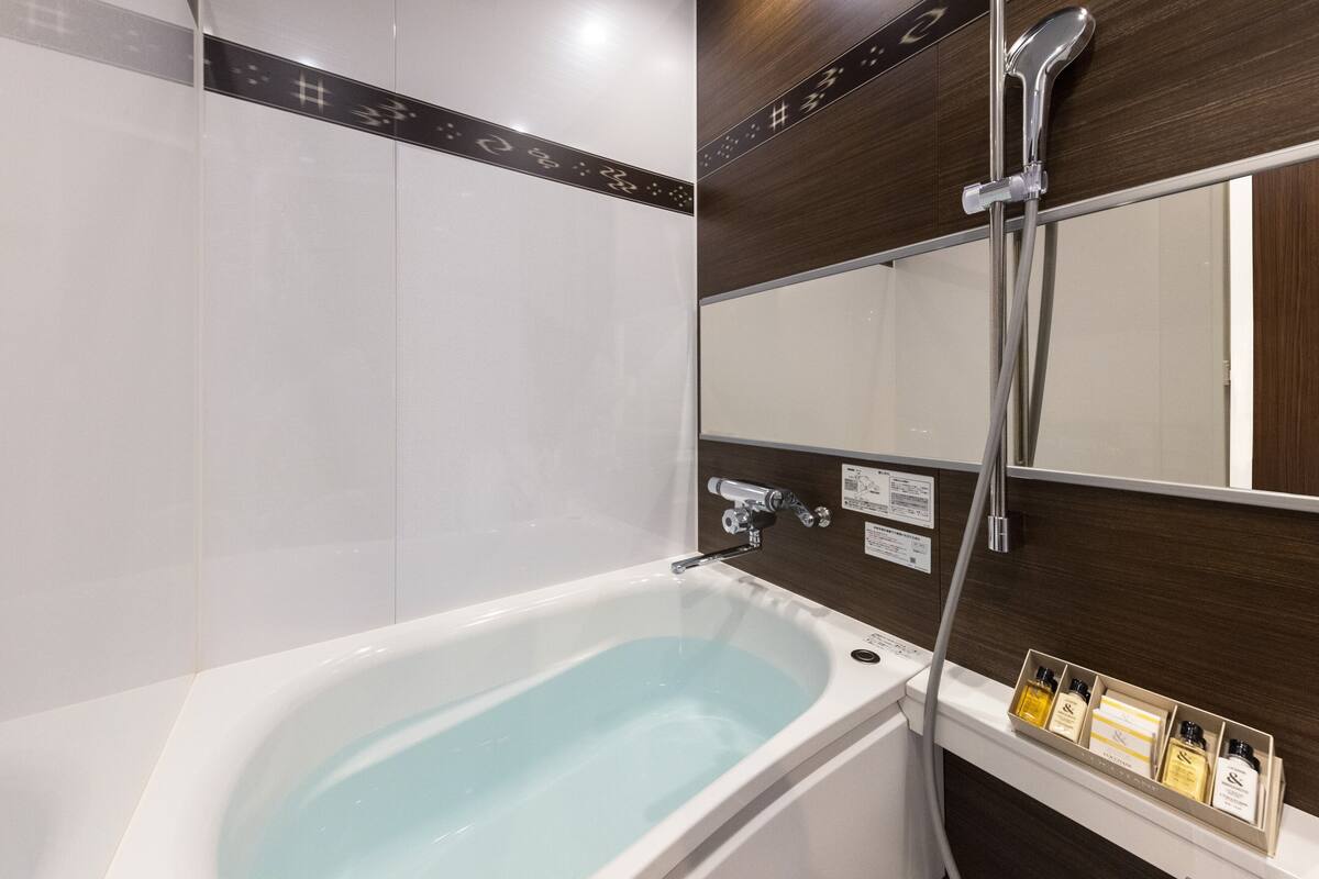premier ocean front, non smoking | bathroom | combined shower/bathtub, deep-soaking bathtub, designer toiletries
