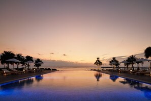 Alberca al aire libre por temporada y sombrillas en la alberca 