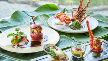 Breakfast, lunch, dinner served; Fusion cuisine