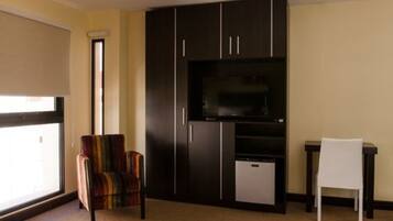 Habitación superior, 1 cama de matrimonio grande | Servicio de la habitación