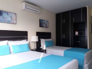 Minibar, caja de seguridad en la habitación y decoración personalizada