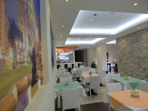 Desayuno buffet todos los días (con cargo)