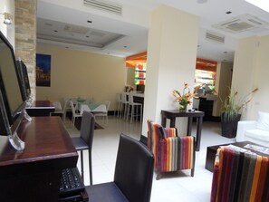 Lobby sitting area - Puerto Mercado Hotel (Montevideo)