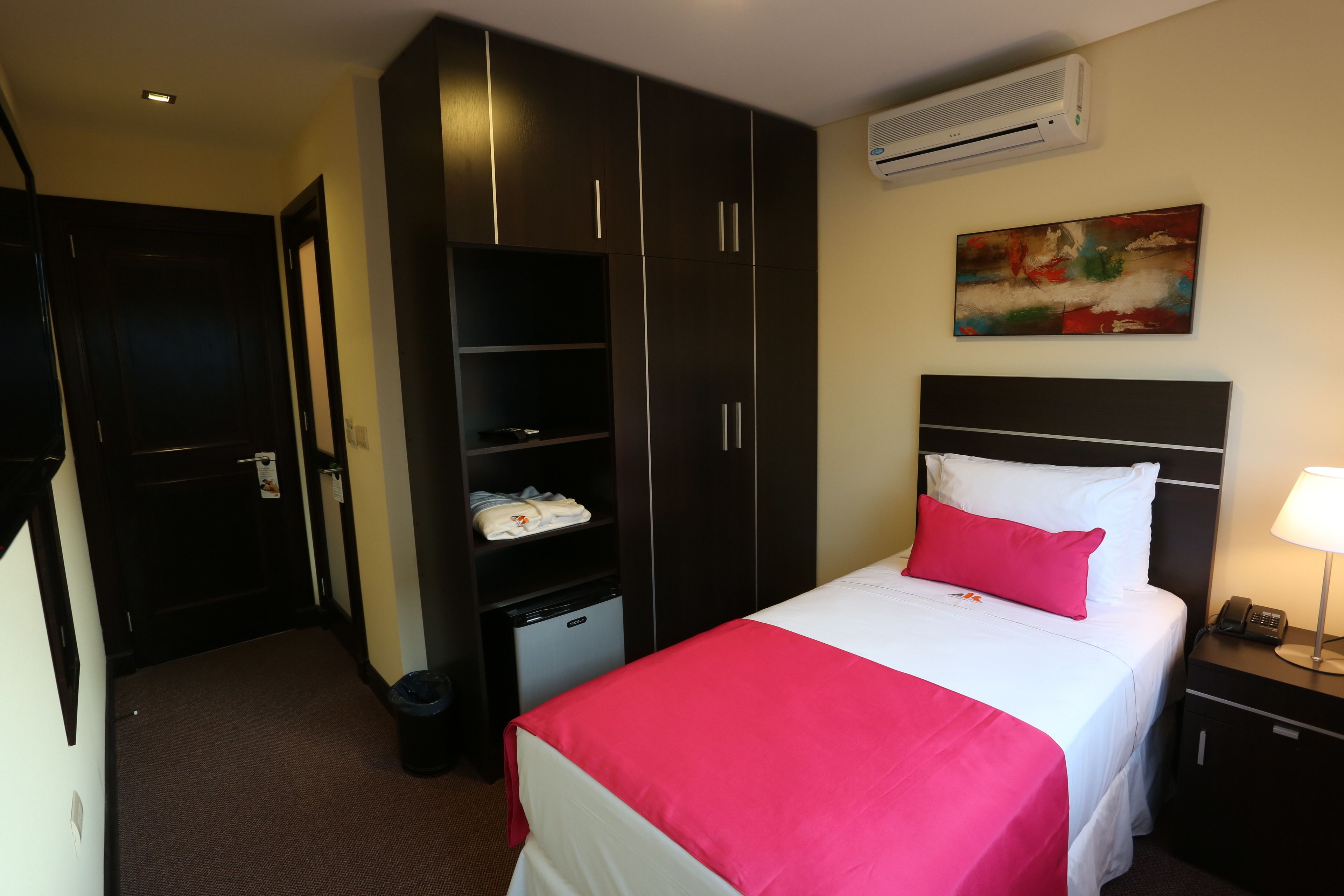 standard single room | 1 bedroom, minibar, in-room safe, individually decorated