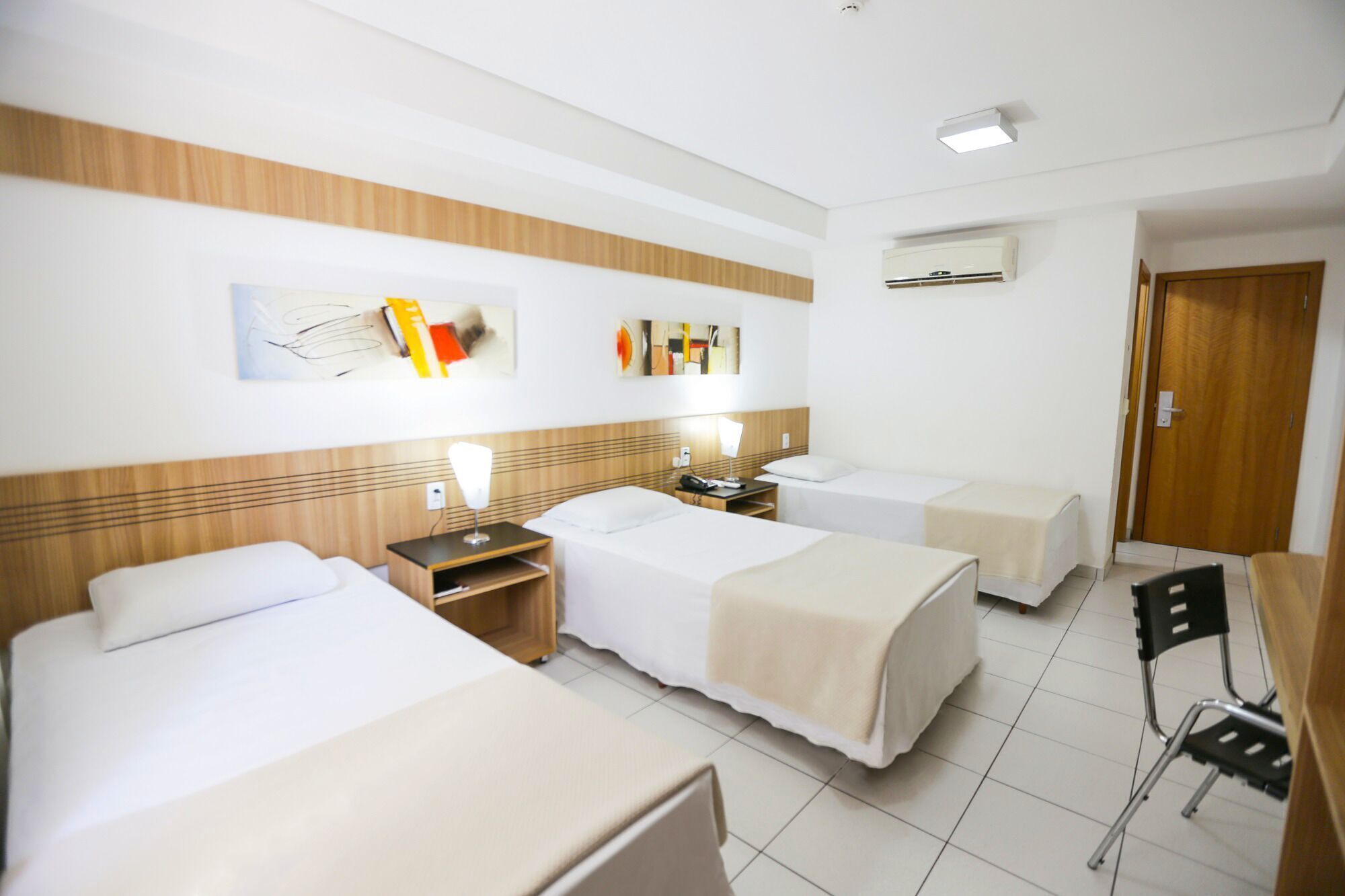 客房内保险箱、办公桌、遮光窗帘、免费 WiFi