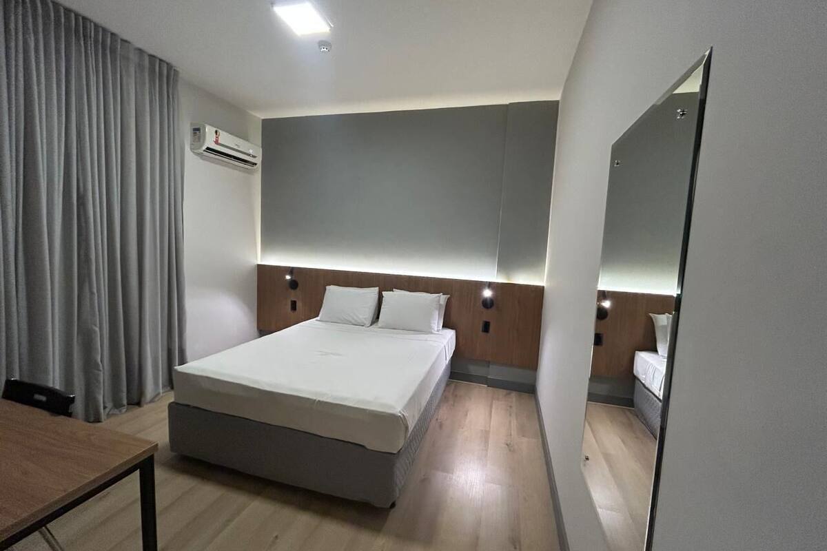 Executive kamer | 1 slaapkamer, een kluis op de kamer, een bureau