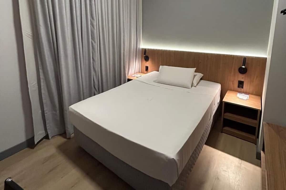 EXECUTIVO SINGLE | In-room safe, desk, blackout drapes, free WiFi