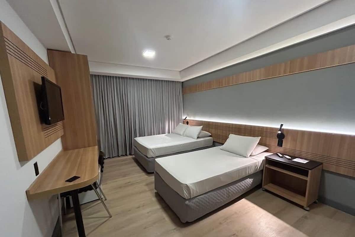 EXECUTIVO TRIPLO CASAL | In-room safe, desk, blackout drapes, free WiFi