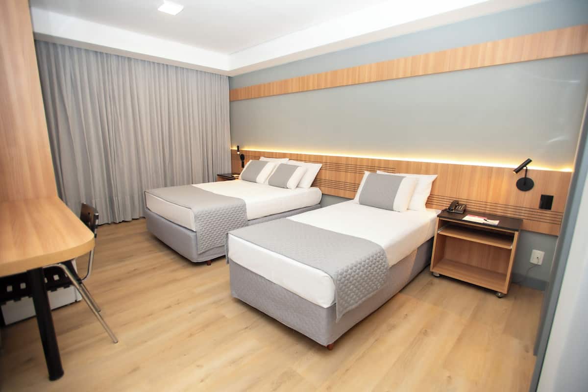 EXECUTIVO TRIPLO CASAL | Cofres nos quartos, escrivaninha, cortinas blackout, Wi-Fi de cortesia