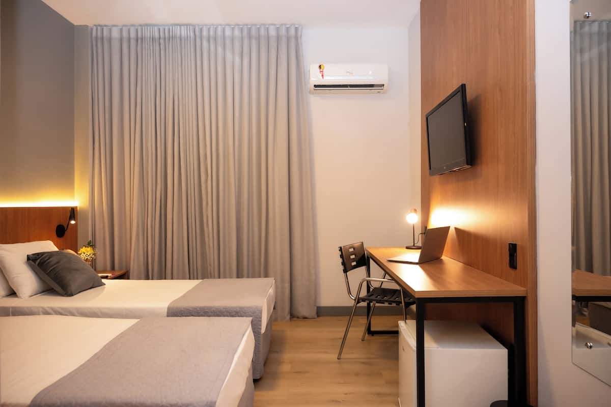 EXECUTIVO DUPLO TWIN | Cofres nos quartos, escrivaninha, cortinas blackout, Wi-Fi de cortesia