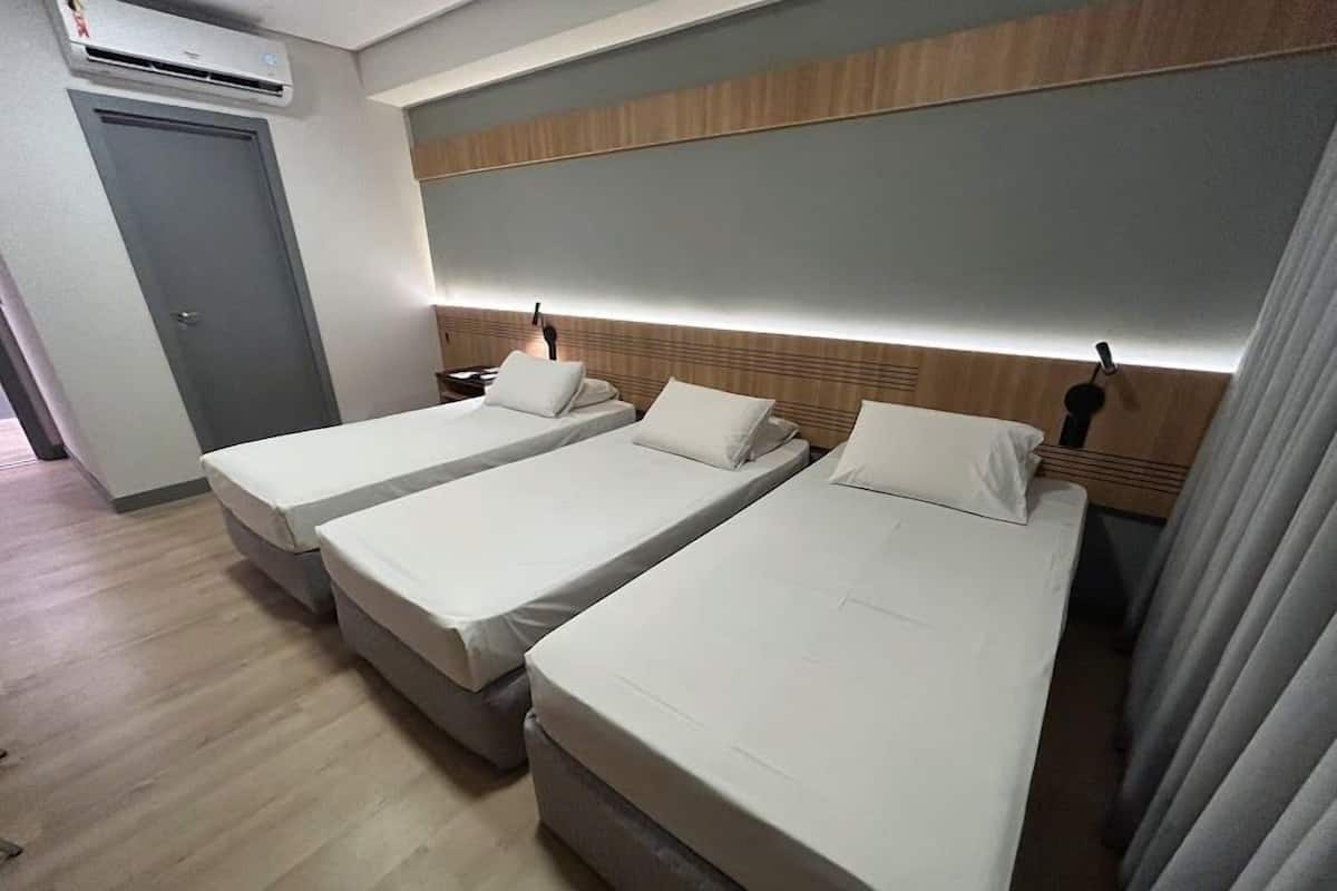 EXECUTIVO TRIPLO TWIN | Bathroom | Shower, free toiletries, hair dryer, towels