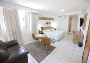 客房 | 客房内保险箱、办公桌、遮光窗帘、免费 WiFi