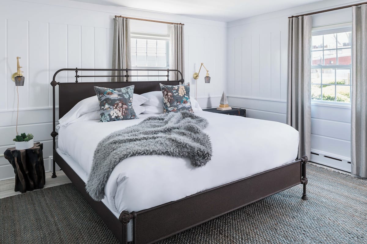 Luxe beddengoed, verduisterende gordijnen, een strijkplank/strijkijzer