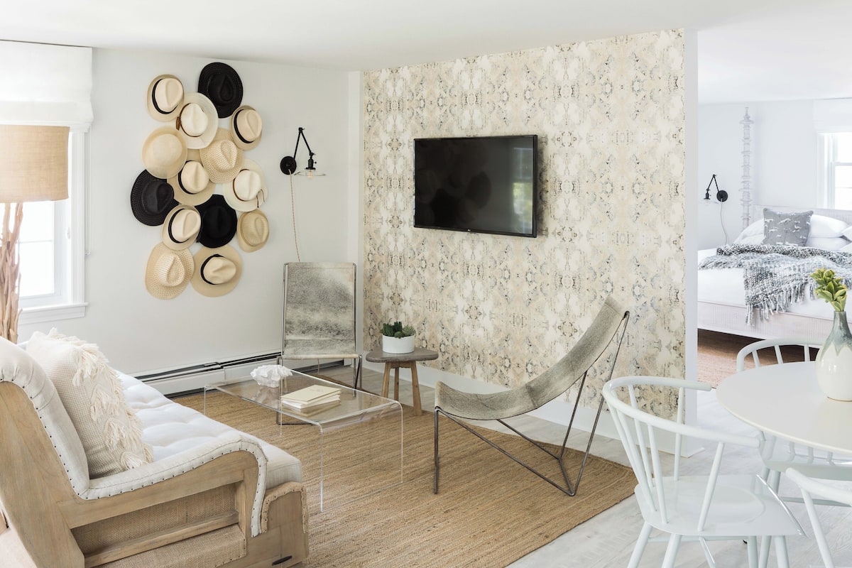 Suite, 1 kingsize bed | Woonruimte | Een smart-tv