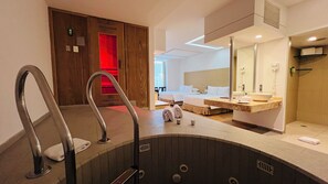ห้องสวีท, เตียงใหญ่ 2 เตียง, ปลอดบุหรี่ | ผ้านวมขนเป็ด, เตียงเมมโมรีโฟม, ตู้นิรภัยในห้องพัก, โต๊ะทำงาน