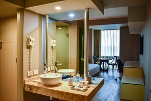 Shower, rainfall showerhead, free toiletries, hair dryer
