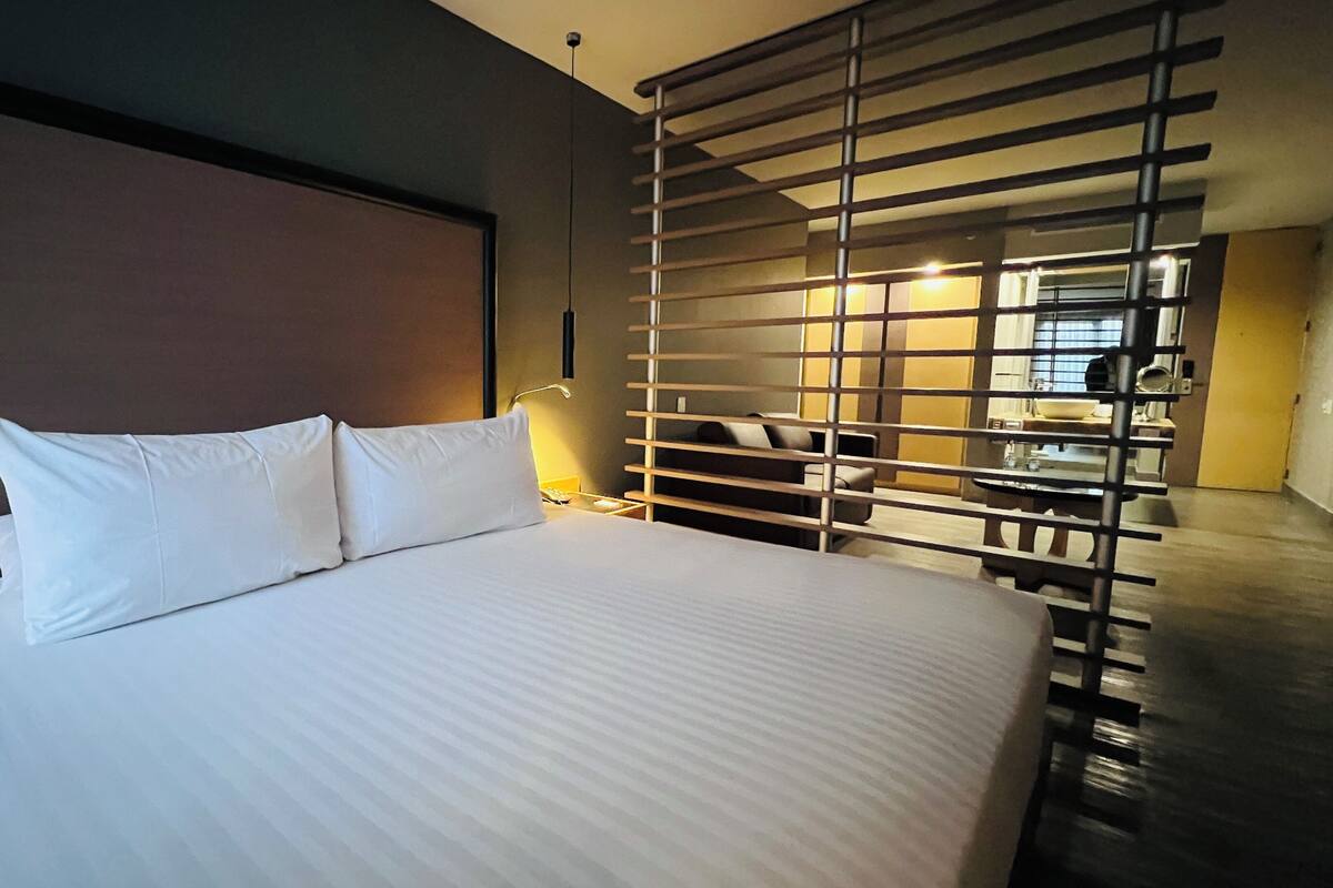 ห้องสวีท, เตียงคิงไซส์ 1 เตียง, ปลอดบุหรี่, ระเบียง | ผ้านวมขนเป็ด, เตียงเมมโมรีโฟม, ตู้นิรภัยในห้องพัก, โต๊ะทำงาน