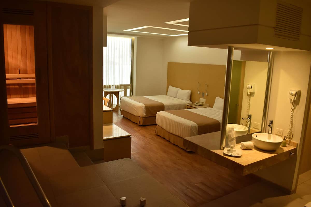 Suite, 2 camas matrimoniales, para no fumadores | Edredón, camas con efecto memoria y caja de seguridad en la habitación