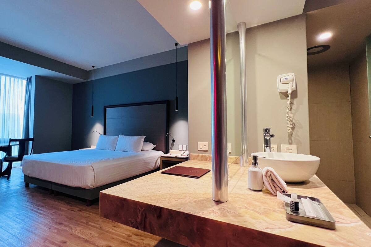 ห้องสวีท, เตียงคิงไซส์ 1 เตียง, ปลอดบุหรี่ | ผ้านวมขนเป็ด, เตียงเมมโมรีโฟม, ตู้นิรภัยในห้องพัก, โต๊ะทำงาน