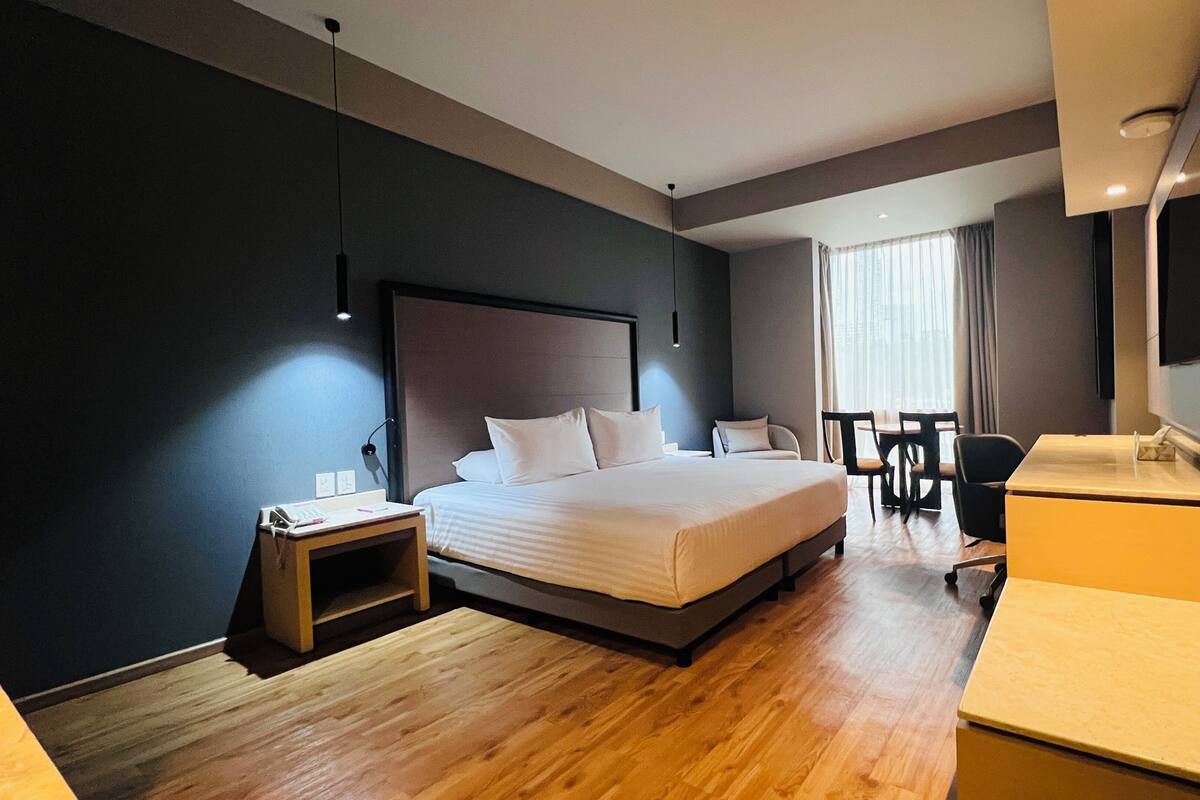 ห้องพัก, เตียงคิงไซส์ 1 เตียง, ปลอดบุหรี่ | ผ้านวมขนเป็ด, เตียงเมมโมรีโฟม, ตู้นิรภัยในห้องพัก, โต๊ะทำงาน