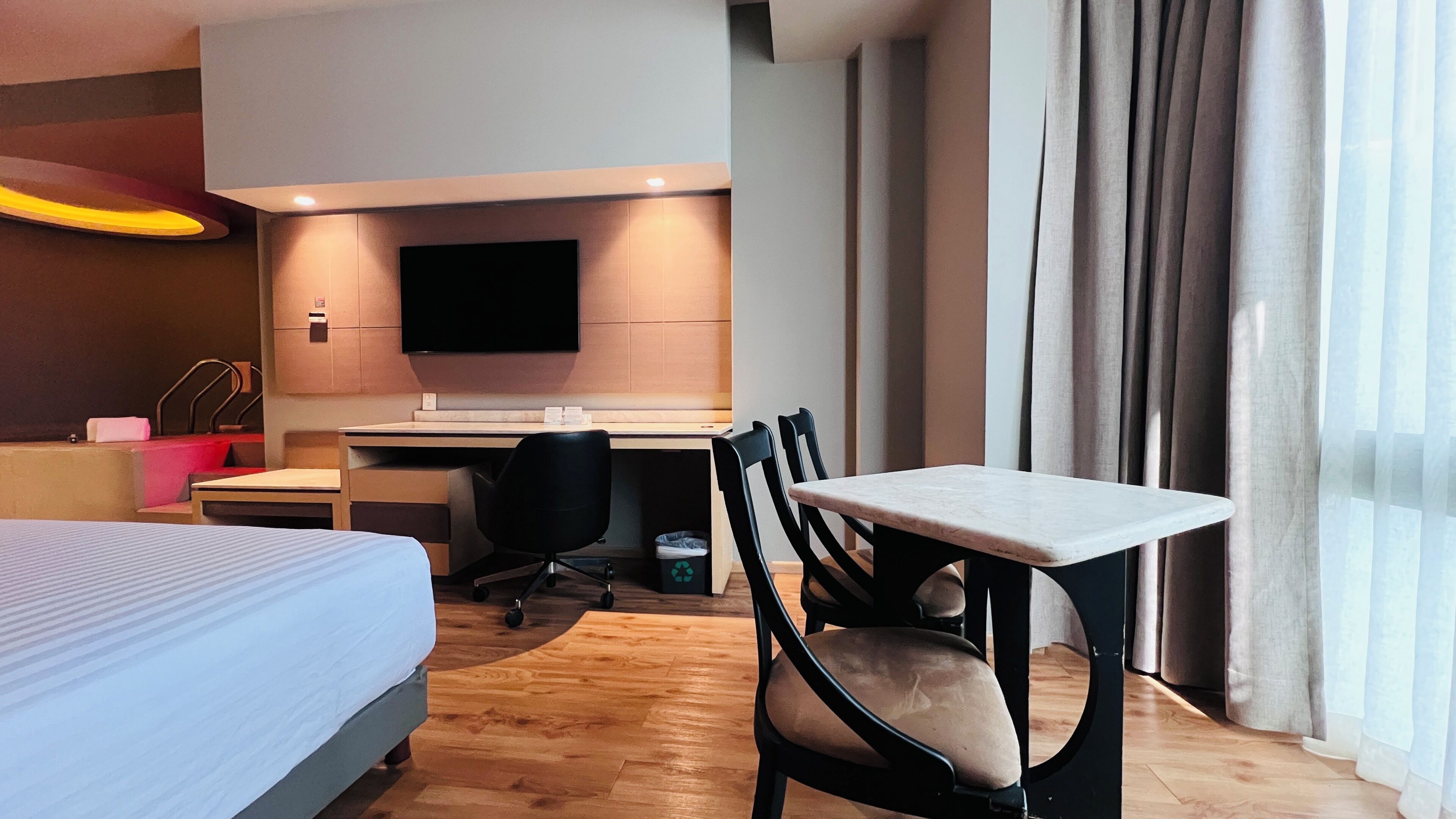 Suite, 1 King Bed, Non Smoking (Bungalow) | Down comforters, memory foam beds, in-room safe, individually furnished