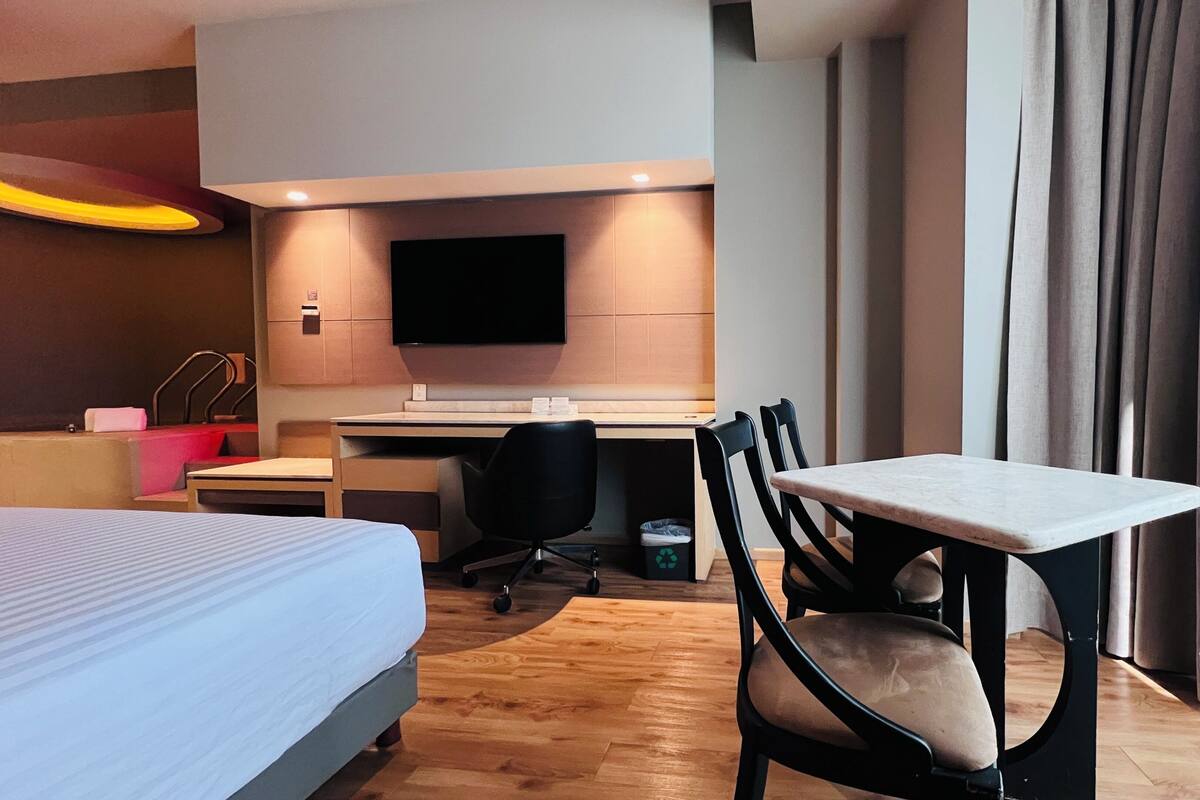 ห้องสวีท, เตียงคิงไซส์ 1 เตียง, ปลอดบุหรี่ (Bungalow) | ผ้านวมขนเป็ด, เตียงเมมโมรีโฟม, ตู้นิรภัยในห้  องพัก, โต๊ะทำงาน