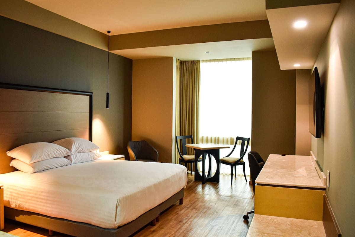Habitación, 1 cama King size, para no fumadores | Edredón, camas con efecto memoria y caja de seguridad en la habitación