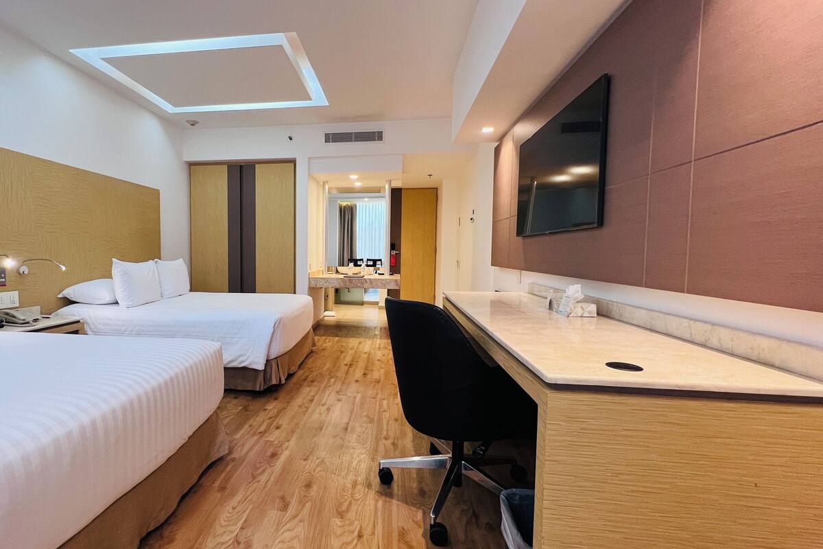 ห้องพัก, เตียงใหญ่ 2 เตียง, ปลอดบุหรี่ | ผ้านวมขนเป็ด, เตียงเมมโมรีโฟม, ตู้นิรภัยในห้องพัก, โต๊ะทำงาน