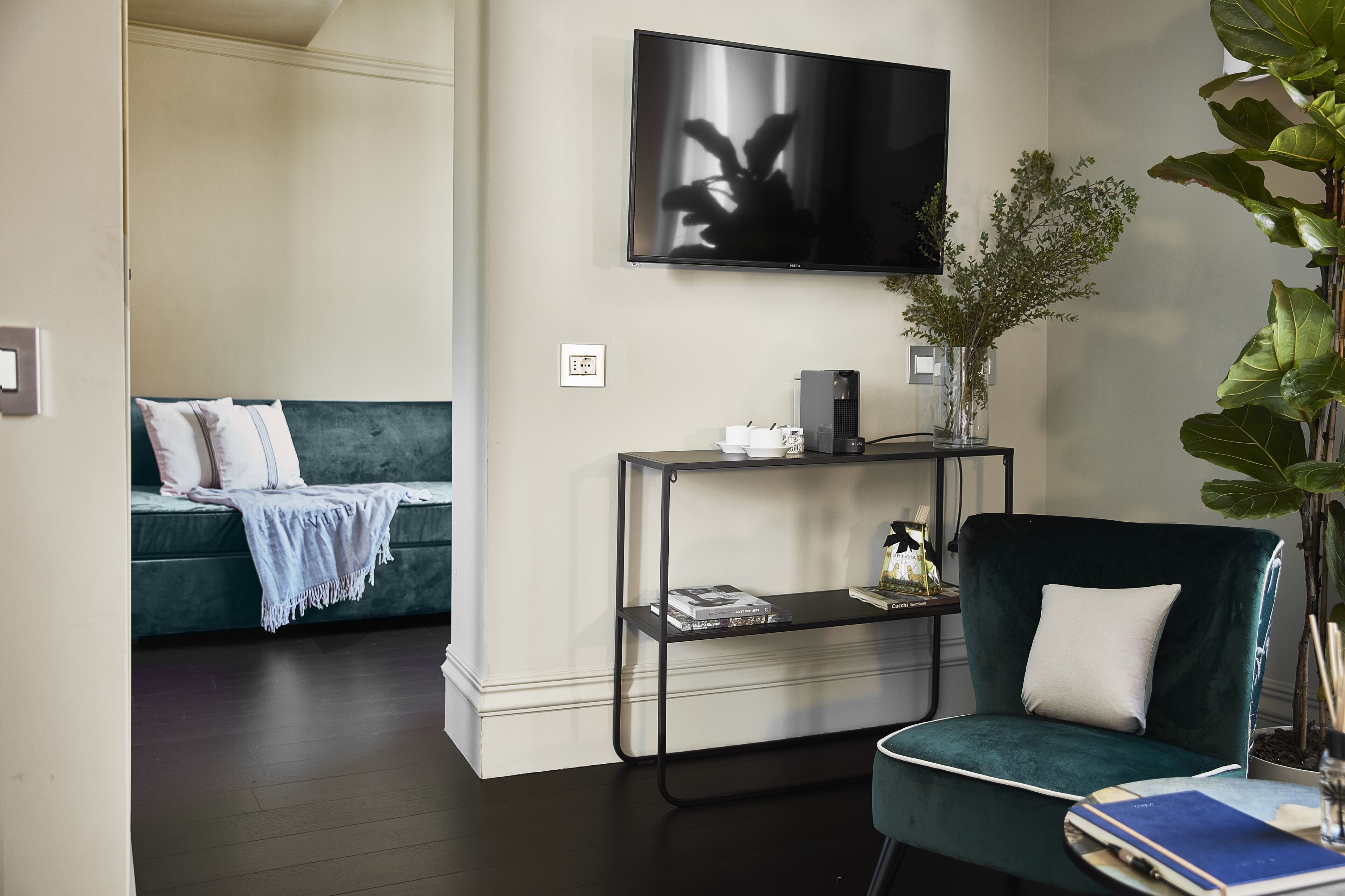 suite | premium bedding, minibar, in-room safe, desk