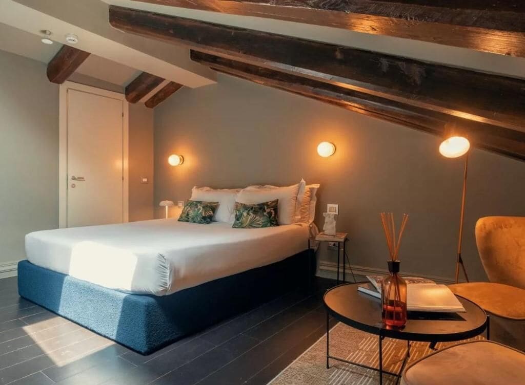 經典雙人房 | 高級寢具、迷你吧、客房內保險箱、書桌