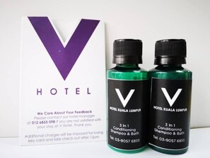 Shower, rainfall showerhead, free toiletries, hair dryer - V Hotel (Kuala Lumpur)