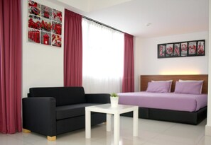 Business Suite | Living room | 32-inch LCD TV with cable channels, TV, pay movies - V Hotel (Kuala Lumpur)