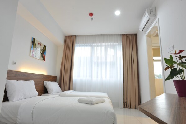 Superior Deluxe Twin | Individually furnished, desk, blackout drapes, soundproofing - V Hotel (Kuala Lumpur)
